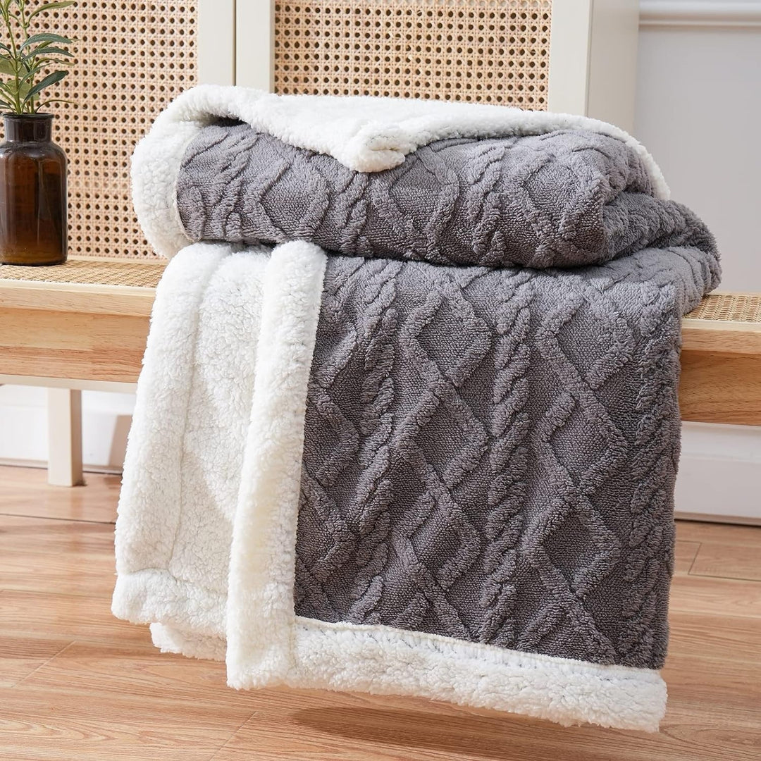 Zachte sherpa deken met pluizige textuur; ultiem comfort voor thuis, ideaal als warme woondeken of knusse bankplaid.