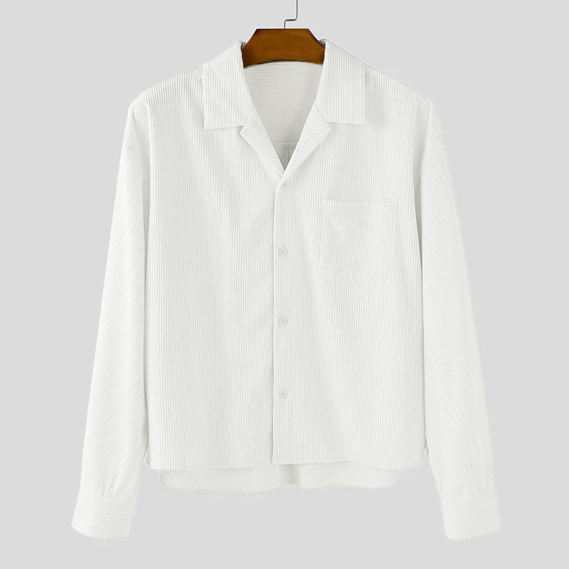 Oversized herenoverhemd met lange mouwen en V-hals, perfect voor een casual modieuze lentemode outfit.