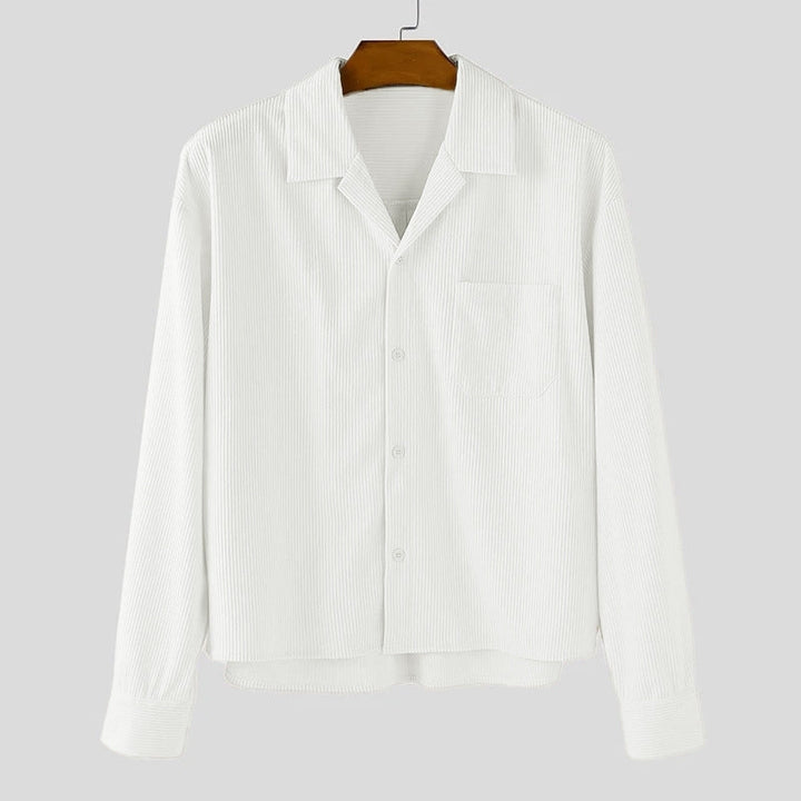 Oversized herenoverhemd met lange mouwen en V-hals, perfect voor een casual modieuze lentemode outfit.