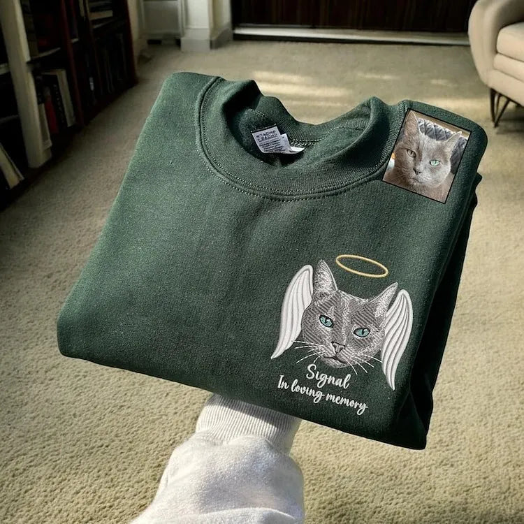 Gepersonaliseerde hoodie met subtiel geborduurd portret of naam, een blijvende troost voor huisdierliefhebbers.