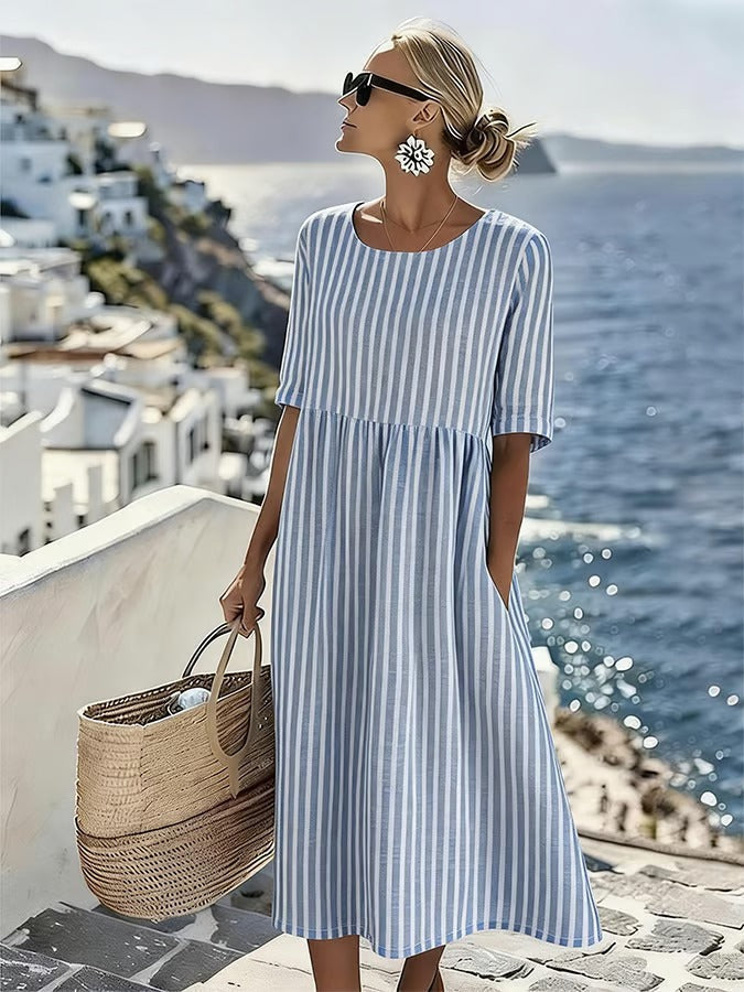 Gestreept blauw-wit dames zomerjurk, luchtig en stijlvol, ideaal voor casual dagen of strandvakanties.