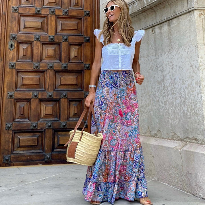 Lange damesrok met levendige paisleyprint, perfect voor een bohemian zomerlook. Comfortabel en modieus.