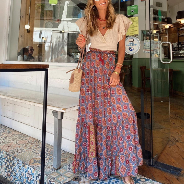 Vrouwenmode: comfortabele lange damesrok met een levendige, kleurrijke paisleyprint en elastische taille.