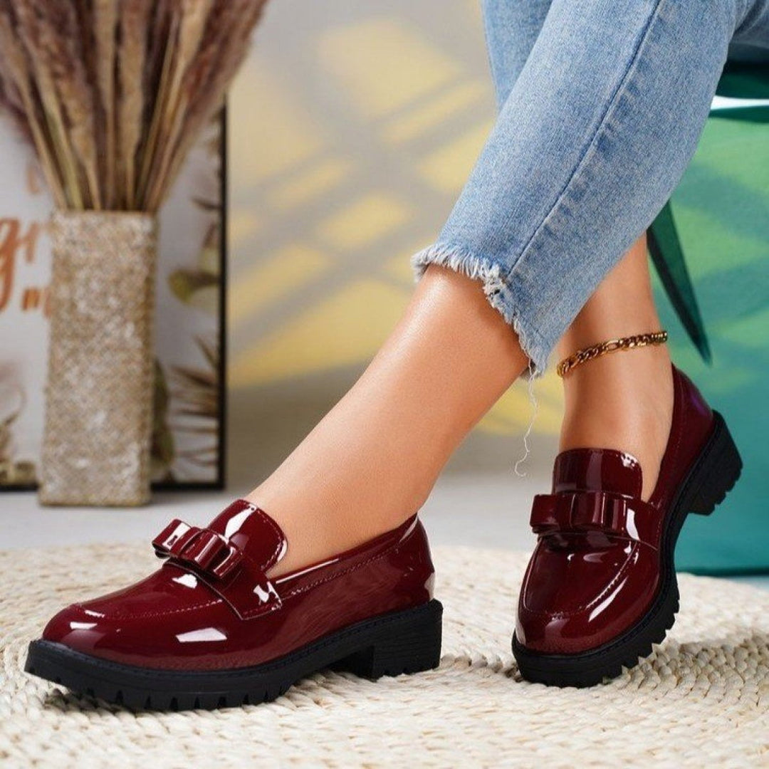 Chique glanzende loafers dames met opvallende dikke zool. Formele, maar comfortabele moderne damesschoen.