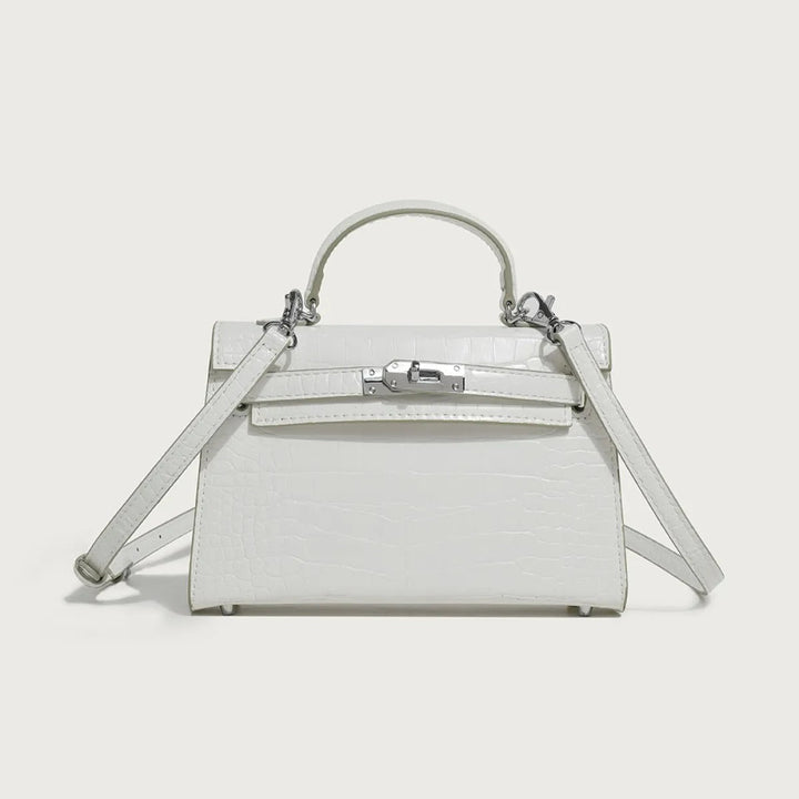 Stijlvolle zwarte veganleer schoudertas voor dames met subtiele textuur. Een elegante handtas of crossbody accessoire.