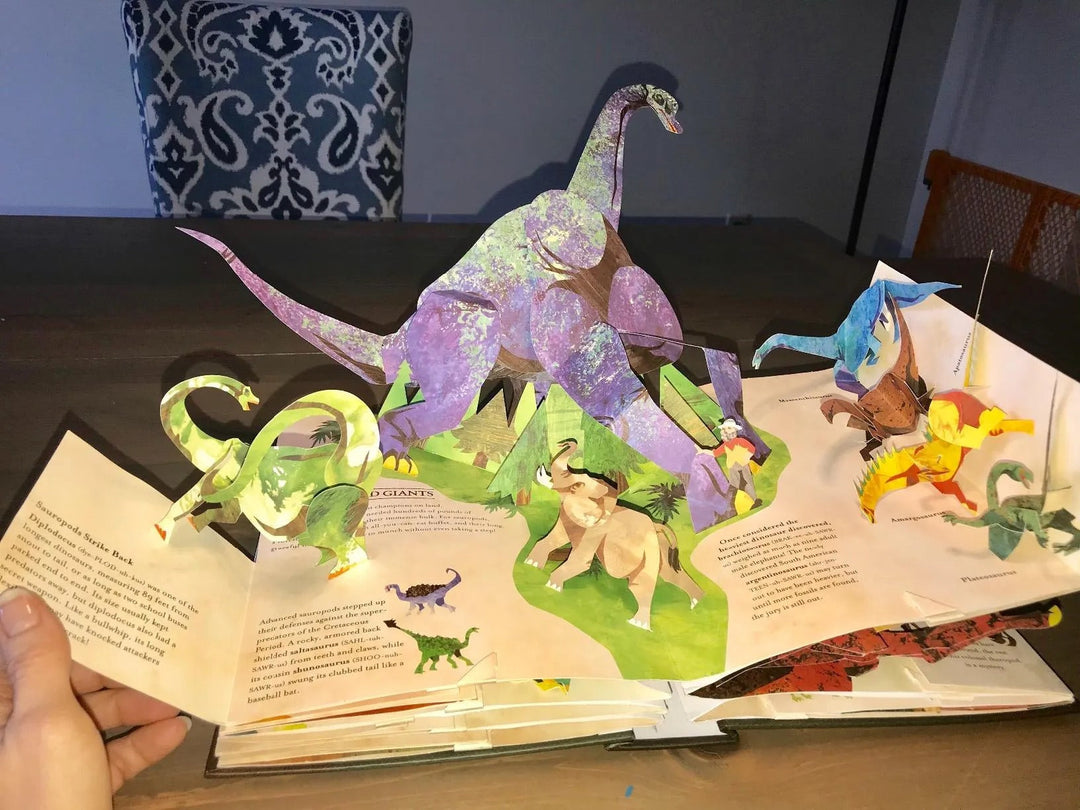 Gedetailleerde 3D pop-up T-Rex uit het interactieve dinosaurussen kinderboek; educatief en leuk.