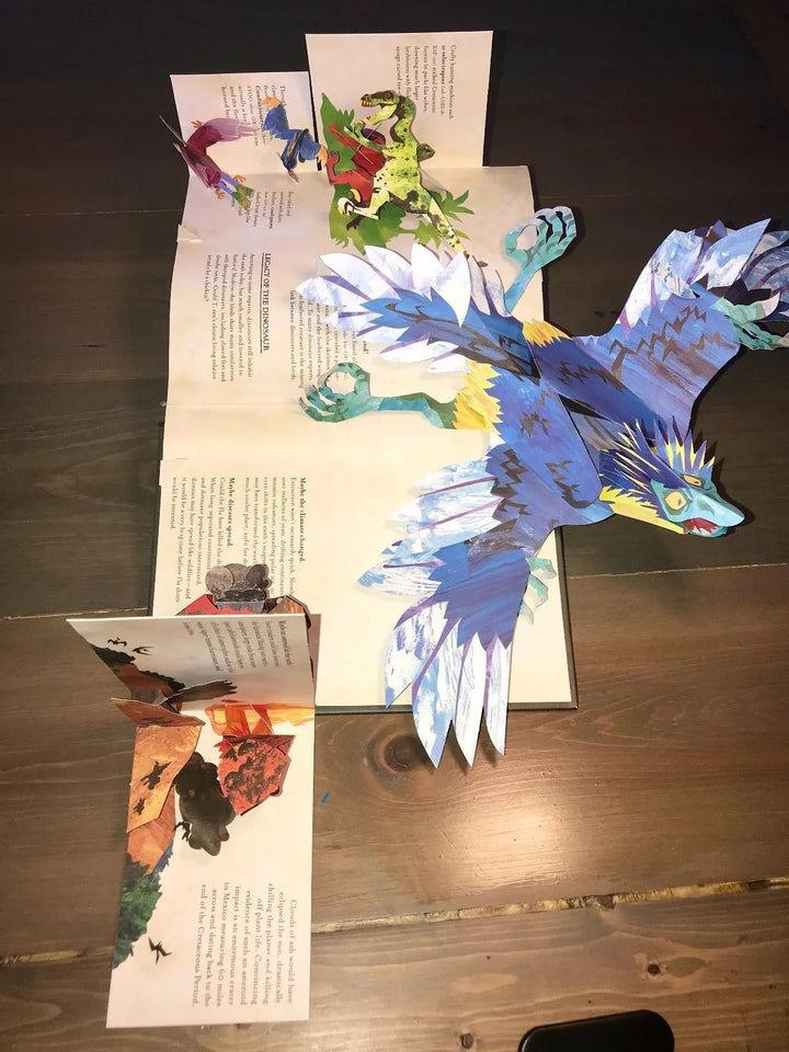 Meerdere levendige 3D pop-up dinosaurussen springen uit educatief avonturen kinderboek; perfect geschenk.