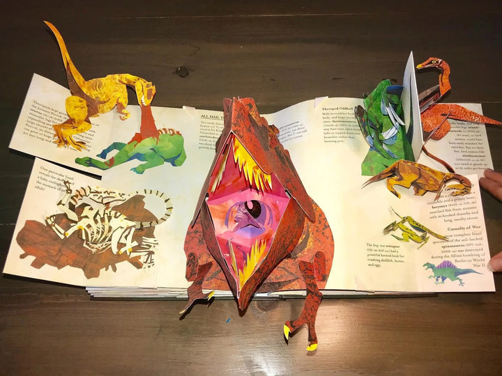 Kind ontdekt prehistorische wereld in interactief 3D pop-up boek over dinosaurussen; educatief kinderboek.