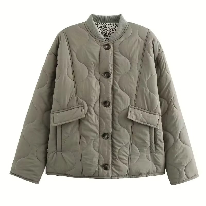 Chique getailleerde damesjas met een trendy luipaardaccent. Ideale kleding voor een elegante vrouw.