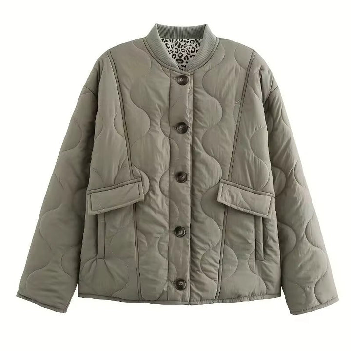 Chique getailleerde damesjas met een trendy luipaardaccent. Ideale kleding voor een elegante vrouw.