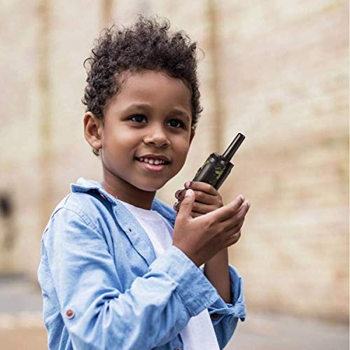 Gedetailleerde weergave van groene camo walkietalkie voor kinderen, robuust speelgoed voor avontuur.