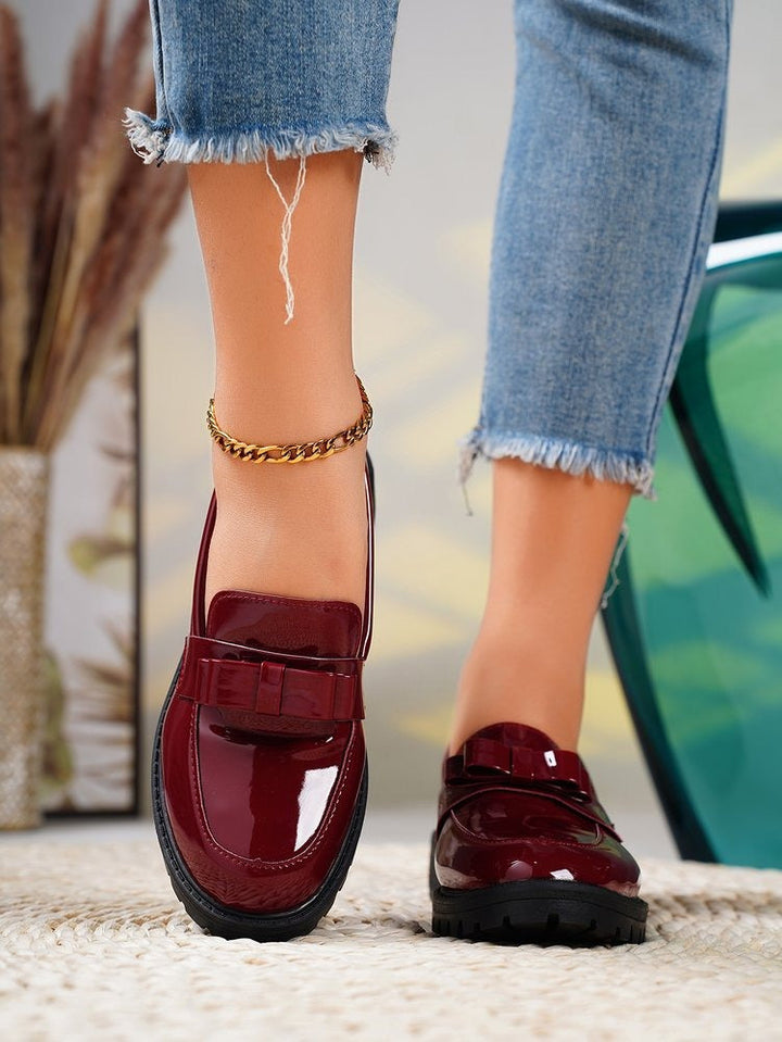 Rode glanzende loafers voor dames met dikke, comfortabele zool. Perfecte platte schoenen voor damesmode.