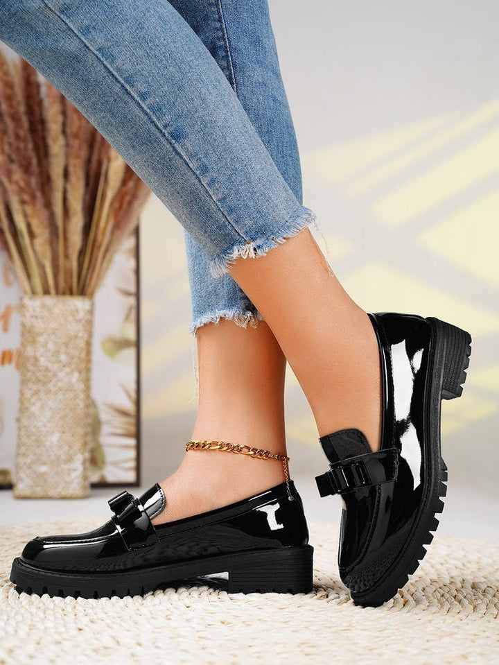 Moderne glanzende damesschoenen: platte loafers met trendy dikke zool voor een stijlvolle, comfortabele look.