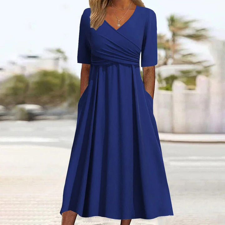 Modieuze dames midi jurk met V-hals en flatterende pasvorm, ideaal voor een stijlvolle en vrouwelijke look.