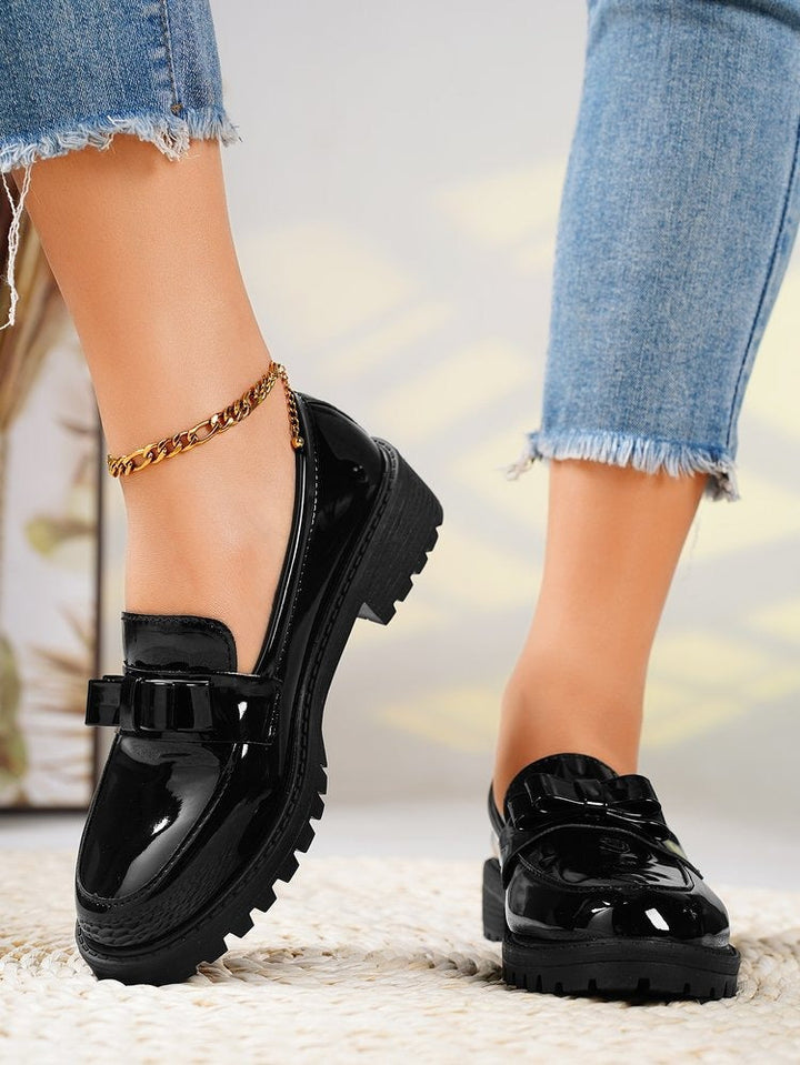 Comfortabele glanzende dames loafers met dikke zool, geschikt voor zowel formele als casual gelegenheden.