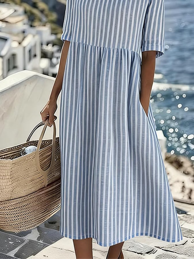 Comfortabele gestreepte dames zomerjurk in blauw voor vakantie of strand; perfecte casual strandkleding.