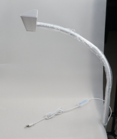 Flexibele LED bureaulamp met dubbele verstelbare koppen; biedt gerichte verlichting voor elke taak.
