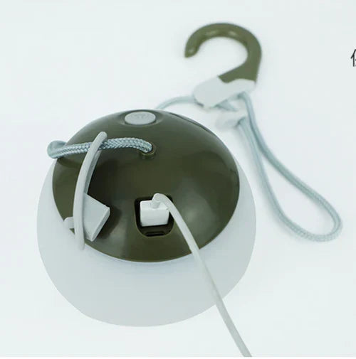 Sfeervolle retro camping lantaarn, perfect voor kampeertrips. Draagbaar en USB oplaadbaar voor comfortabel licht.