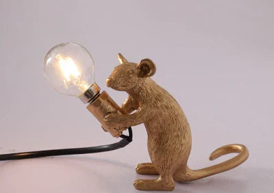Sfeervolle LED muizenlamp goud-wit. Originele hars tafellamp met speels dierendesign voor unieke interieur decoratie.