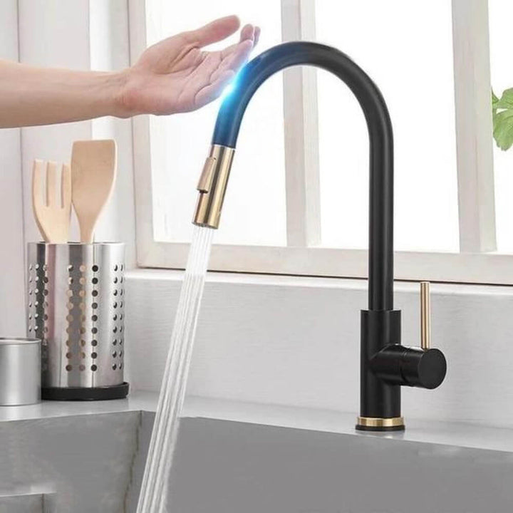 Close-up van de bewegingssensor op de MALORIA handsfree keukenkraan; focus op hygiëne.