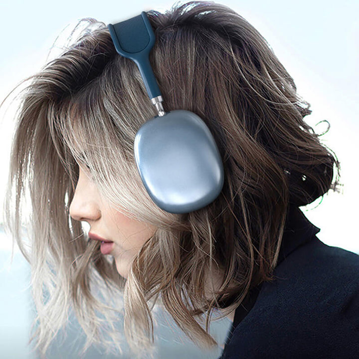 Stijlvolle Macpod Pro bluetooth hoofdtelefoon onderweg, noise cancelling voor focus op reis.