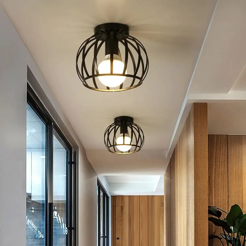 Zwarte industriële plafondlamp, ideaal voor sfeervolle binnenverlichting.