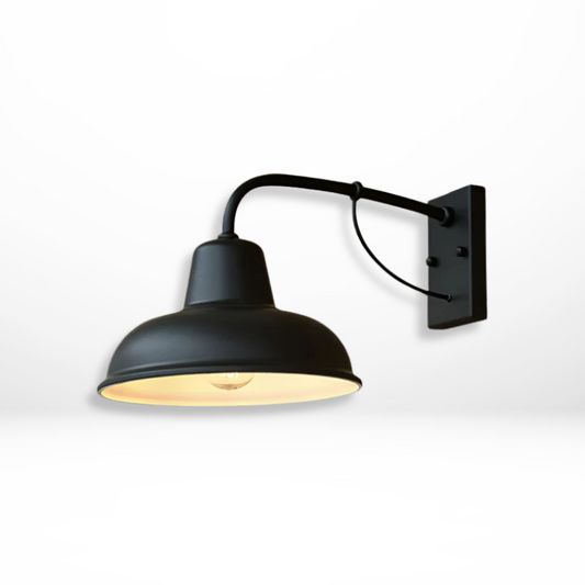 "Industriële zwarte metalen wandlamp met duurzaam ijzeren frame en antieke afwerking, geschikt voor moderne interieurs."