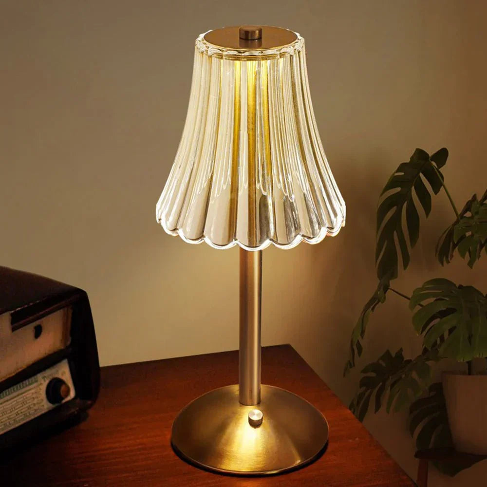 Modern-vintage tafellamp met kristallen kap en gouden voet, touch bediening voor sfeerlicht.