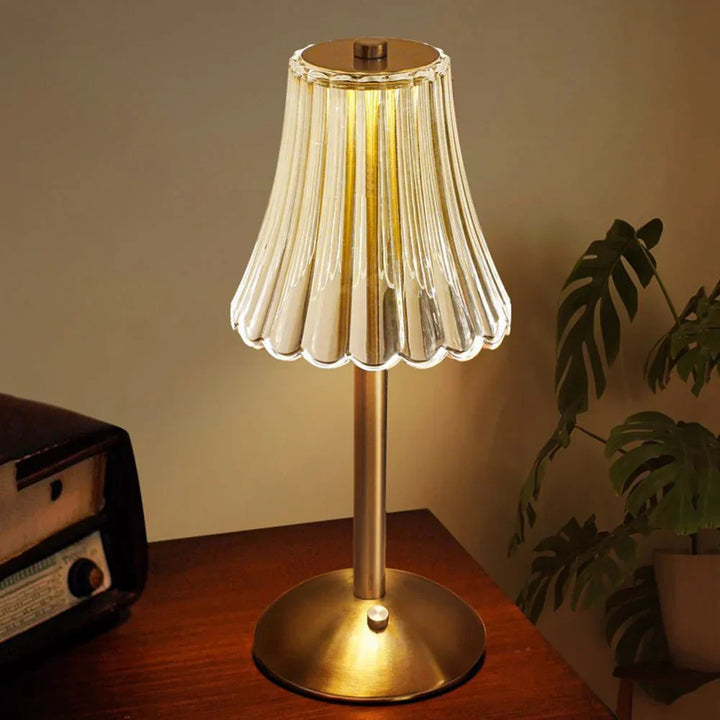 Modern-vintage tafellamp met kristallen kap en gouden voet, touch bediening voor sfeerlicht.