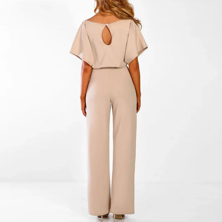Beige chique zomer jumpsuit voor dames, comfortabel en stijlvol met wijde pijpen en ronde hals. Dameskleding.