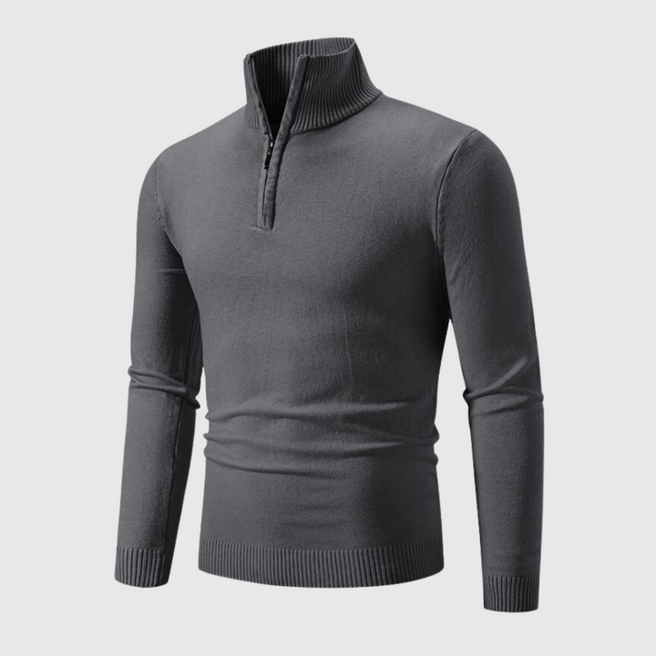 Man draagt stijlvolle geribbelde heren pullover met halve rits en stand-kraag. Perfecte warme trui voor diverse gelegenheden.