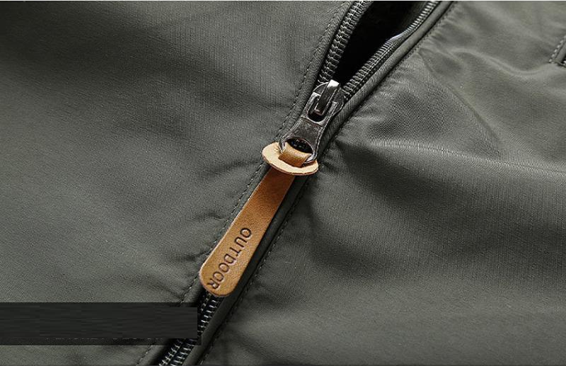 Zwarte waterdichte tactische jas, geschikt voor reizen, wandelen en dagelijks outdoor gebruik.