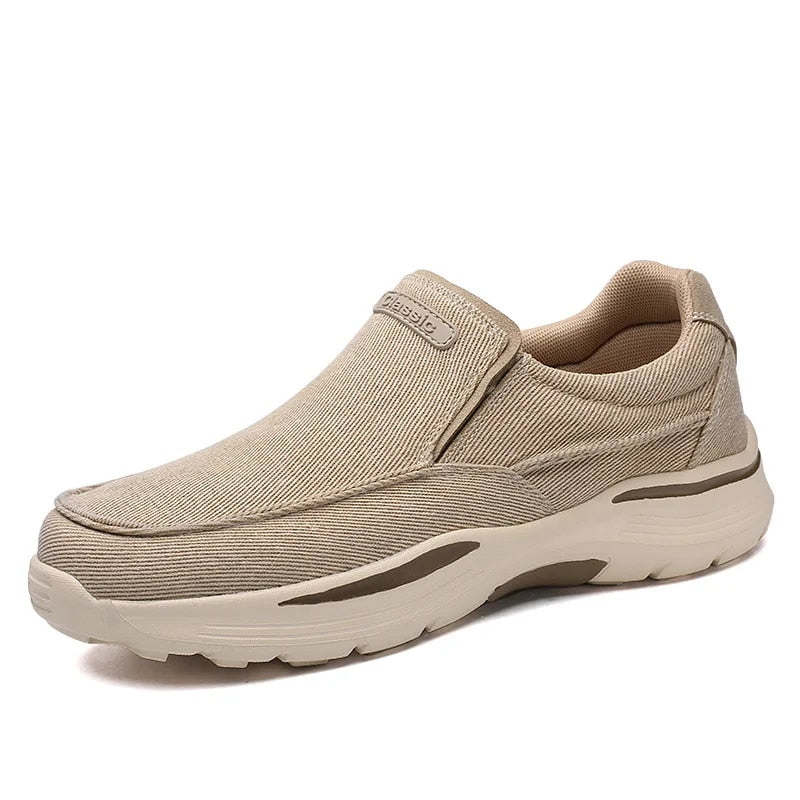 Grijze heren slip-on loafers, stijlvolle comfortabele schoenen perfect voor lente en herfst. Casual voetmode.