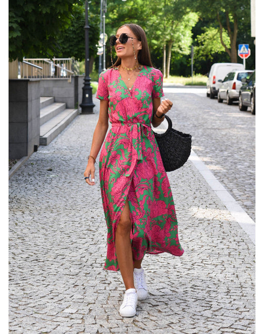 "Jade maxi jurk met levendige bloemenprint, V-hals en hoge split; ideale zomerse damesjurk voor strand of feest."