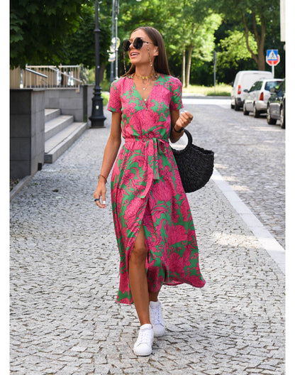 "Jade maxi jurk met levendige bloemenprint, V-hals en hoge split; ideale zomerse damesjurk voor strand of feest."