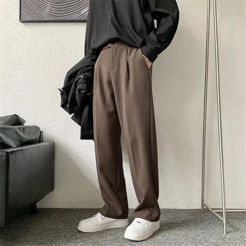 Zwarte heren rechte broek, perfect voor formele gelegenheden of casual chic outfits. Vier seizoenen draagbaar.