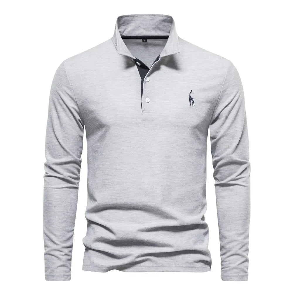 Man draagt comfortabele heren polo met lange mouwen en V-hals. Smart casual look, ideale bovenkleding voor heren.