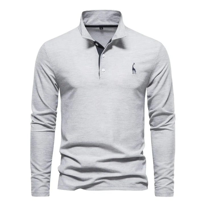 Man draagt comfortabele heren polo met lange mouwen en V-hals. Smart casual look, ideale bovenkleding voor heren.