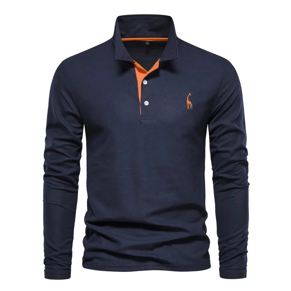Detailbeeld van heren polo met lange mouwen, toont V-hals en knoopsluiting. Stijlvol design, veelzijdig voor heren.