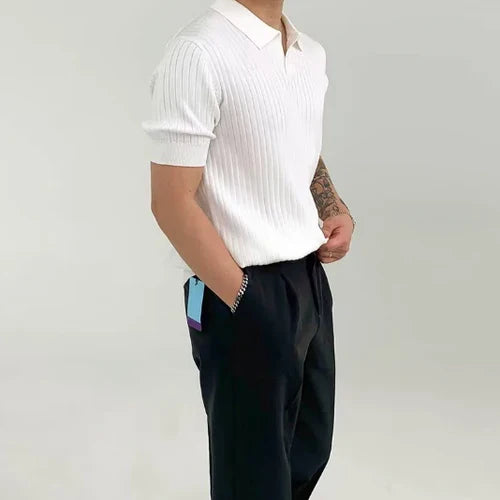 Modern heren poloshirt met open hals, combineert stijl en comfort voor een frisse casual look in de zomer.