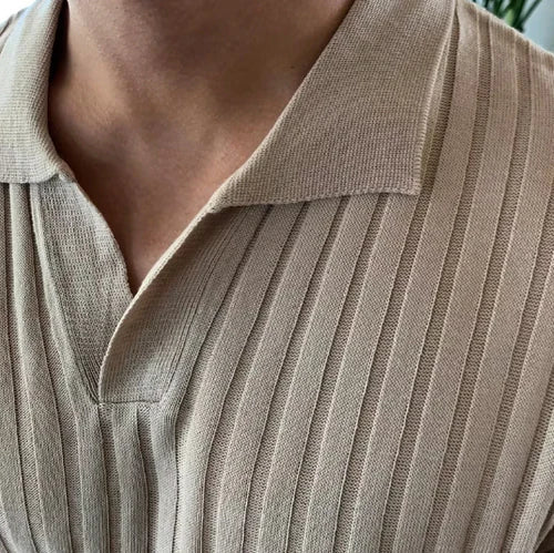 Detail van ademend heren poloshirt stof, comfortabel en luchtig voor warme dagen. Essentiële zomerkleding.