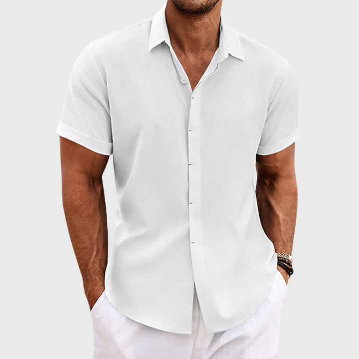 Zomerse look met een heren overhemd korte mouw, stijlvol en luchtig.
