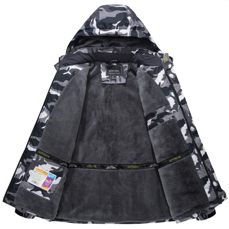 Man draagt warme, waterdichte heren winterparka van katoenmix, klaar voor winterse wandeling of stadsleven.