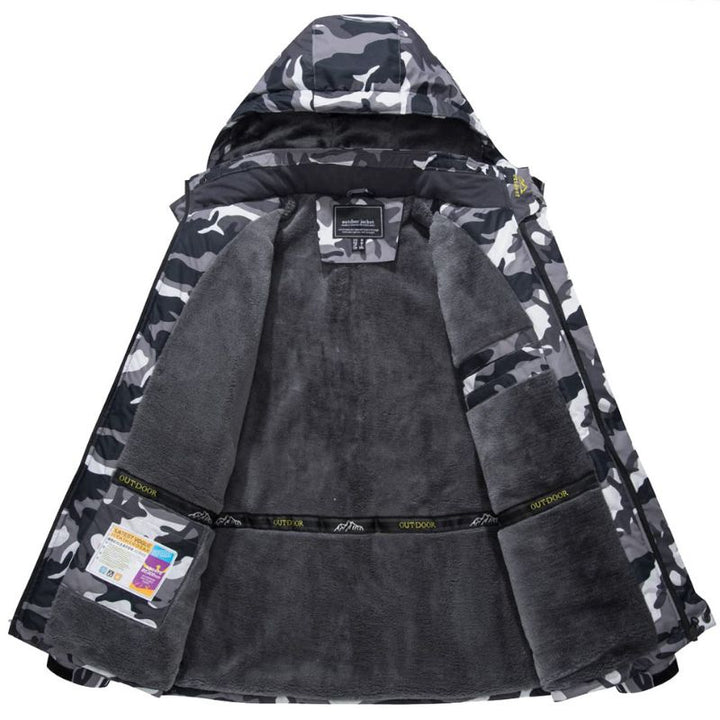 Man draagt warme, waterdichte heren winterparka van katoenmix, klaar voor winterse wandeling of stadsleven.