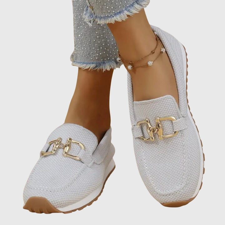 Dames loafer slipper gedragen met casual lente outfit, comfortabel en stijlvol met plateauzool.