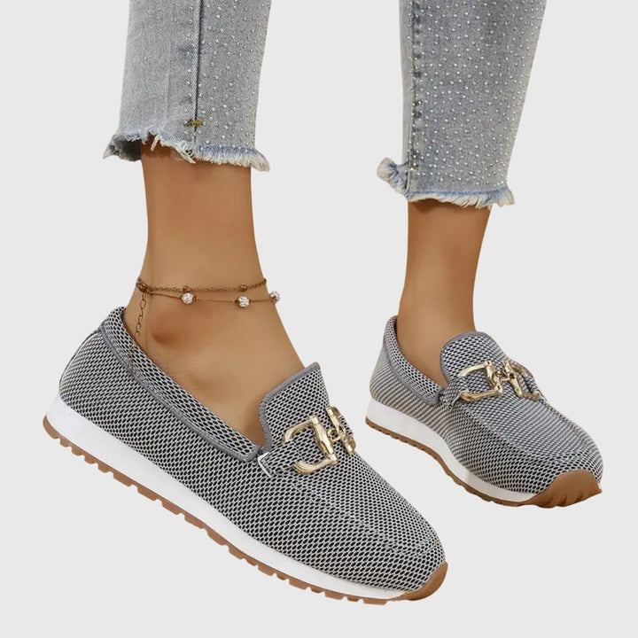 Modieuze dames slipper loafer van bovenaf gezien, met trendy plateau en comfortabel design.