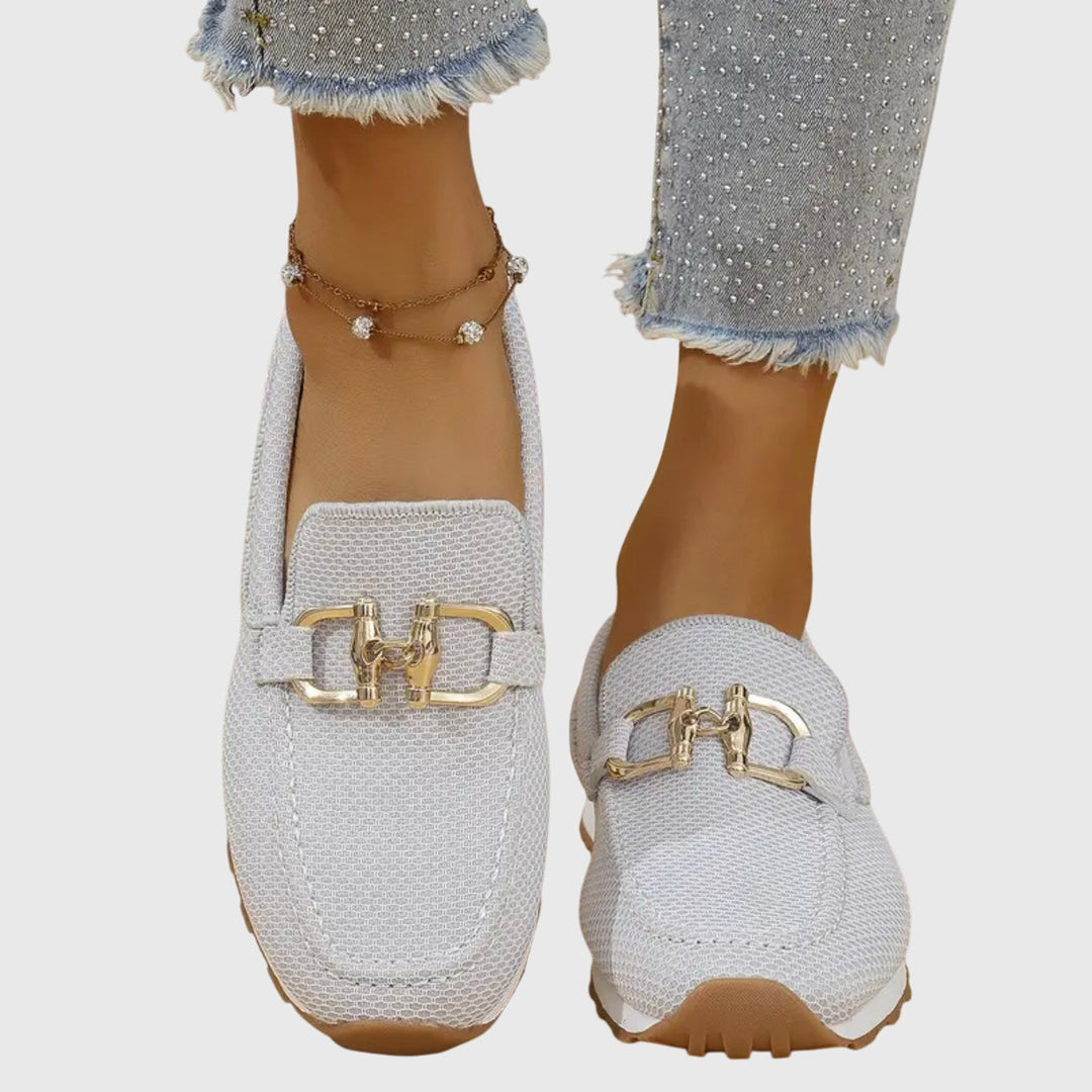 Paar comfortabele dames slipper loafers met plateauzool, klaar voor een stijlvolle zomerdag.