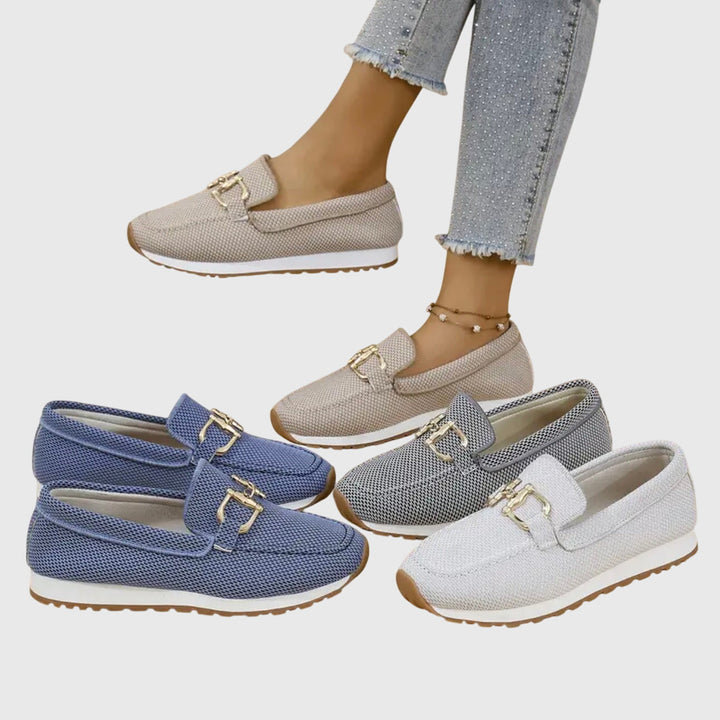 Vooraanzicht van een casual dames loafer met plateauzool en gespdetail, ideaal voor de lente.