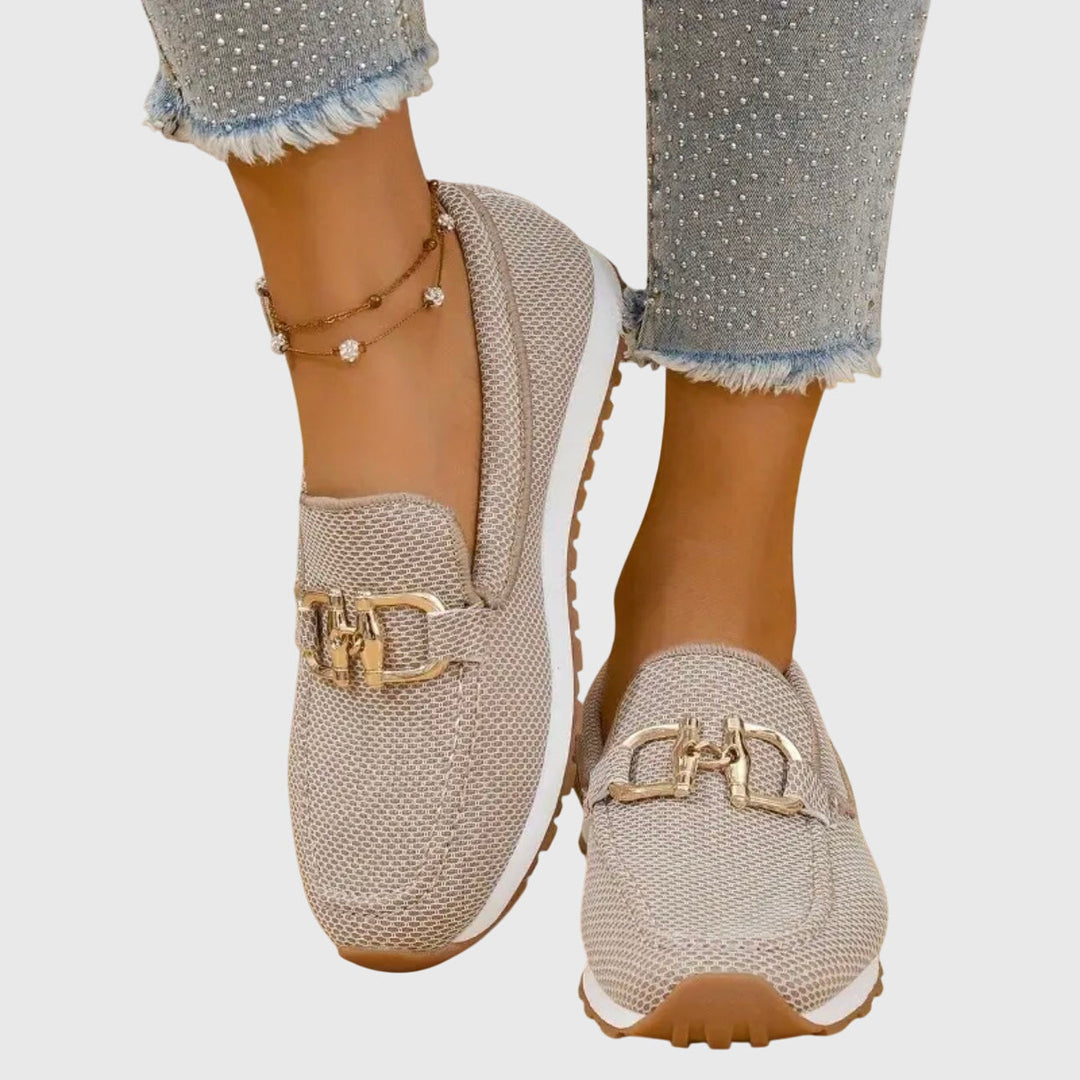 Dames loafer slipper met robuuste plateauzool en comfortabele pasvorm, perfect voor dagelijks gebruik.
