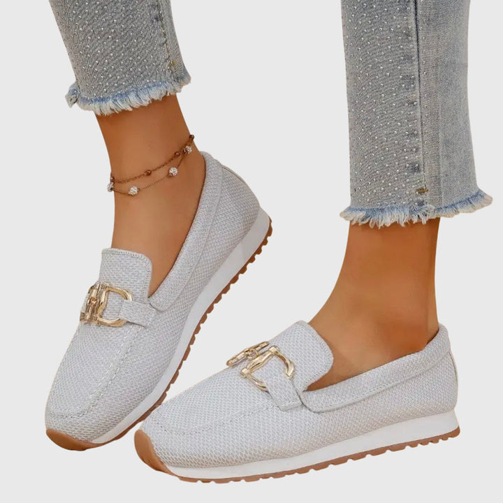 Achterkant van dames loafer slipper met subtiele plateauzool, voor moeiteloos stijlvol comfort.